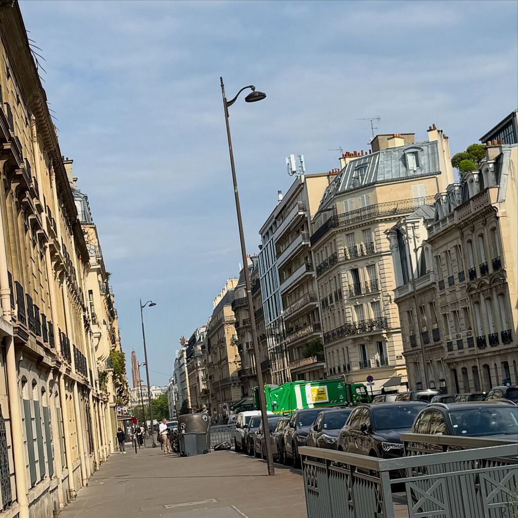 Mission du jour : Réorganisation du bureau de l'ordinateur car il était masqué partiellement à Paris 17e (75017) 2 mission du jour reorganisation du bureau de lordinateur car il etait masque partiellement a paris 17
